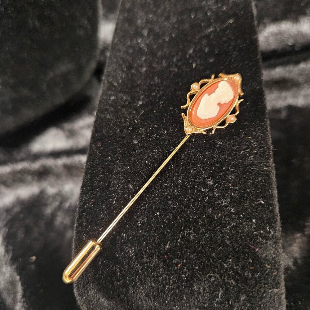 Avon gold tone small cameo pin